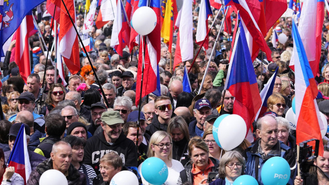 Miles de personas se manifiestan en Praga en contra del Gobierno