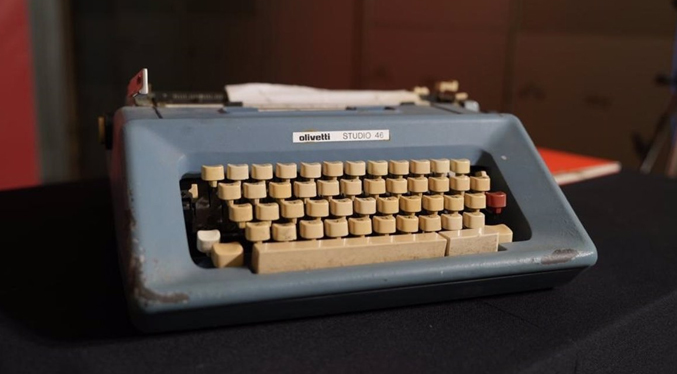 Rafael Cadenas deja como legado al Instituto Cervantes su primera máquina de escribir
