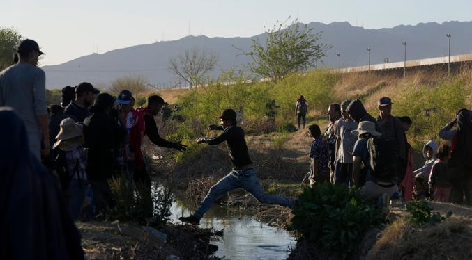 Cientos de migrantes se lanzan al río Bravo para llegar a EEUU