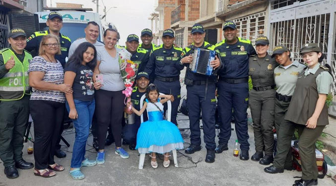 Con flores y serenata policía colombiana homenajea a niña venezolana que ganó batalla al cáncer