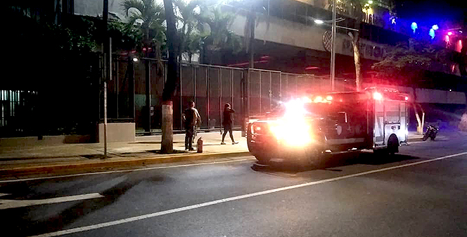 Bomberos extinguen incendio en la sede de PDVSA La Campiña (Video)