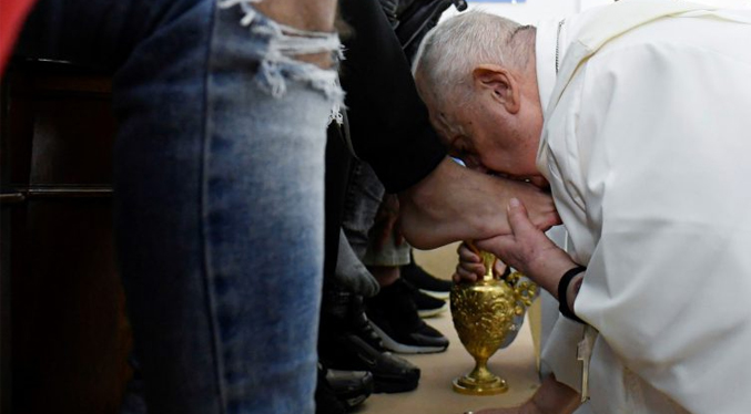El Papa lava los pies a doce jóvenes detenidos de una cárcel de menores de Roma