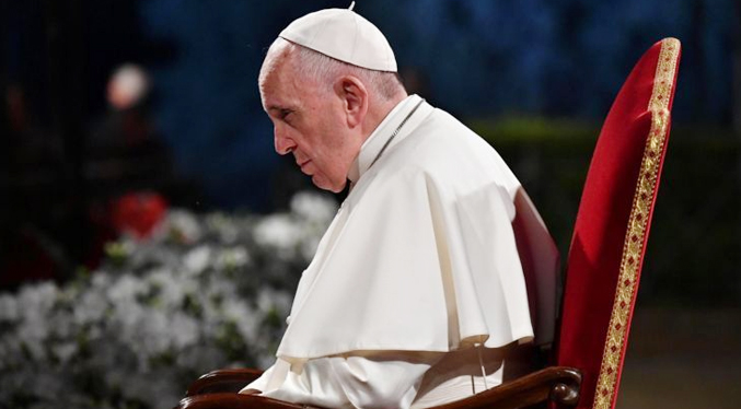 El Papa lamenta durante la misa que cierren las puertas a los migrantes