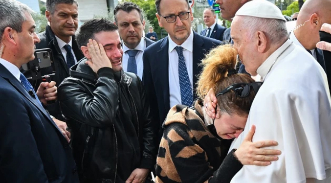 El Papa tras salir del hospital responde entre risas estoy todavía vivo