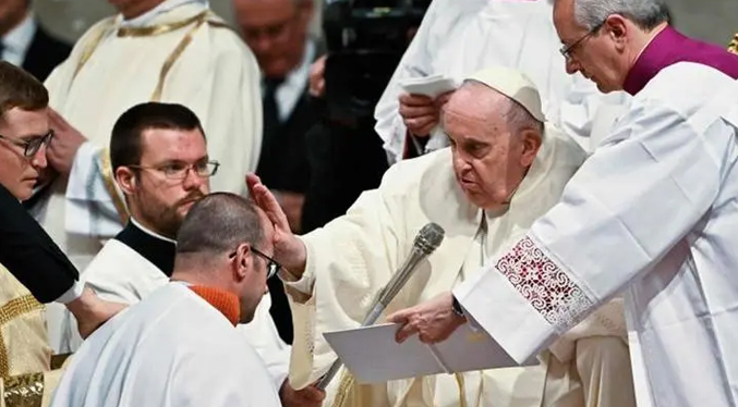 El Papa bautiza a unos venezolanos en la Vigilia Pascual