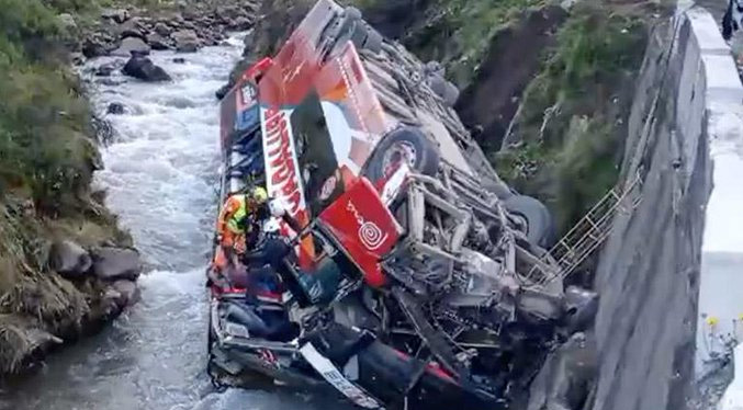 Al menos 10 muertos y 25 heridos en accidente de autobús en Perú