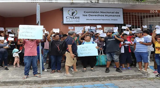 Cientos de migrantes entre ellos venezolanos denuncian acoso de la policía mexicana