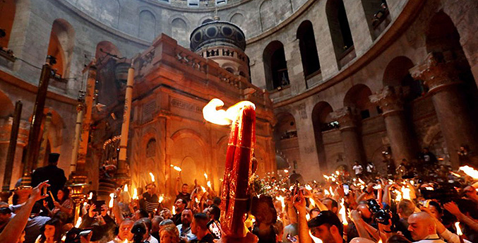 Miles de cristianos celebran el Fuego Sagrado del Santo Sepulcro de Jerusalén