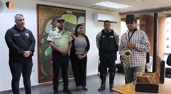 Alcaldía de Chacao entrega saxofón nuevo a músico agredido por un funcionario policial