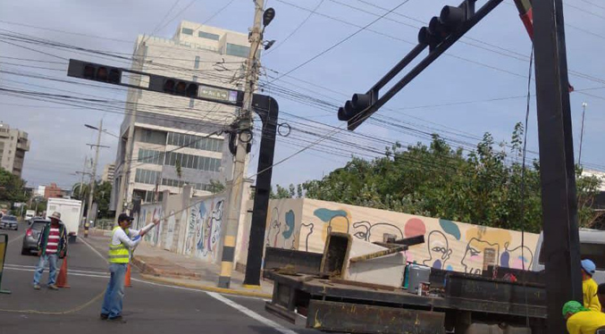 Alcaldía de Maracaibo sustituye semáforo que chocó “conductor inconsciente” en la Calle 72