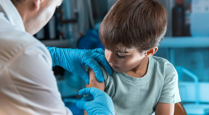 OMS asegura que caída de vacunación infantil expone al mundo a enfermedades
