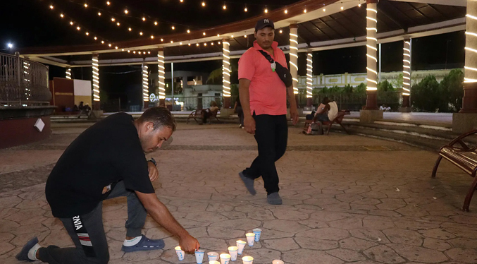 Venezolanos participan en vigilia por la memoria de los 40 migrantes que fallecieron en México
