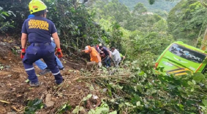 Autobús con más de 40 pasajeros cae a un barranco vía hacia Bogotá
