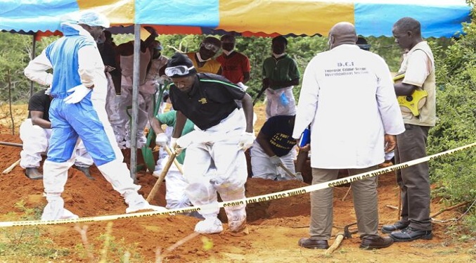 Aumenta a 103 fallecidos de una secta que ayunó hasta morir en Kenia