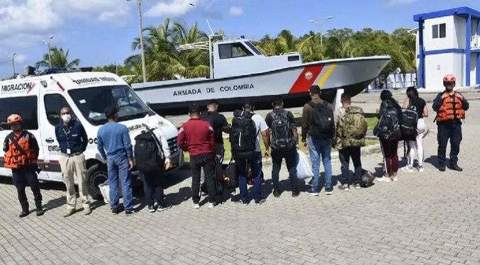 Rescatan migrantes venezolanos a bordo de una embarcación en la Isla de San Andrés