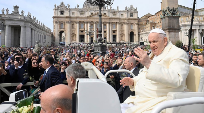 El Papa agradece a los fieles las oraciones por su salud tras presidir la misa de Ramos
