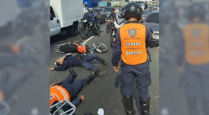 Arrollan a dos funcionarios de la PNB en autopista de Caracas