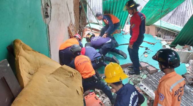 Rescatan a sexagenario que quedó bajo los escombros de su casa en Táchira