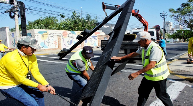 IMTCUMA recoge semáforo tumbado por “conductor inconsciente” en la Calle 72