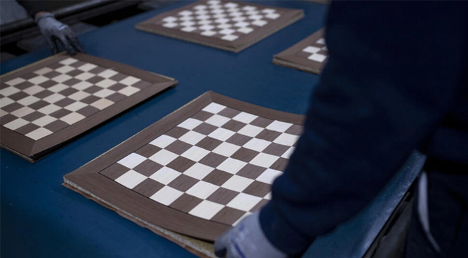 Cubierto por un nicab, un hombre participa en un torneo femenino de ajedrez