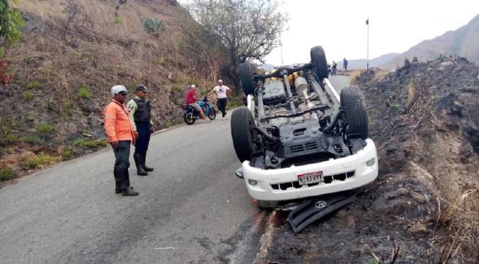 Vuelco de vehículo en carretera hacia la Colonia Tovar dejó siete lesionados
