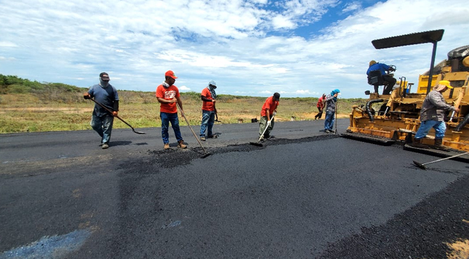 Continúan plan de asfaltado para rehabilitar tramos de la Troncal del Caribe