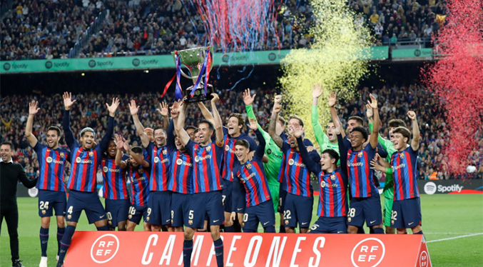 FC Barcelona alza el trofeo de LaLiga