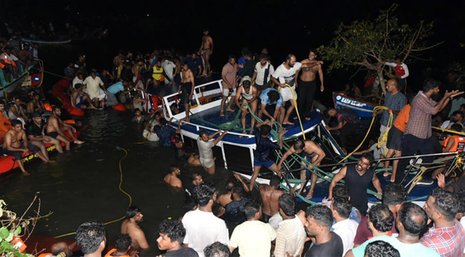 Al menos 22 muertos tras volcar un barco en India
