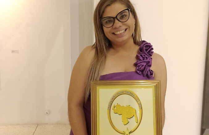 La venezolana Caren Añez Valbuena es reconocida como periodista del año