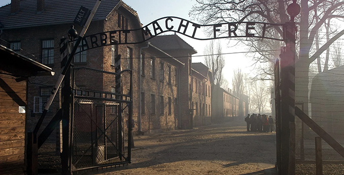 Policía alemana investiga a estudiantes que realizaron saludo nazi en Auschwitz