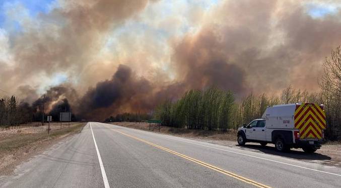 Canadá evacúa 25.000 personas por incendios forestales