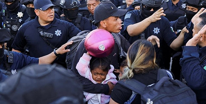 Policías desalojan a migrantes varados en las calles de Ciudad Juárez (Fotos + Videos)
