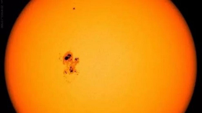 Descubren una mancha en el Sol que cuadruplica el tamaño de la Tierra