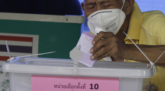 Abren centros electorales para las elecciones generales en Tailandia