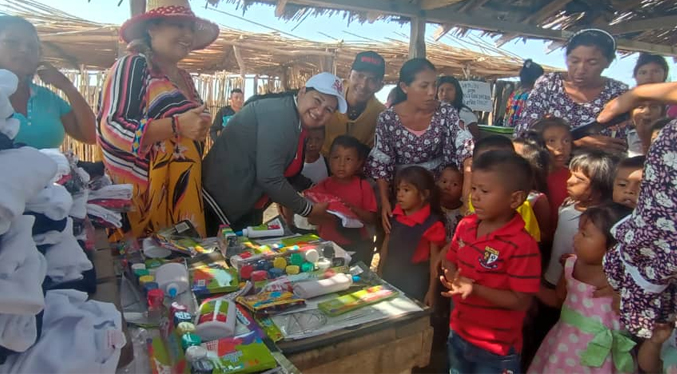 Gobierno Nacional entrega uniformes y material educativo a niños de la Guajira