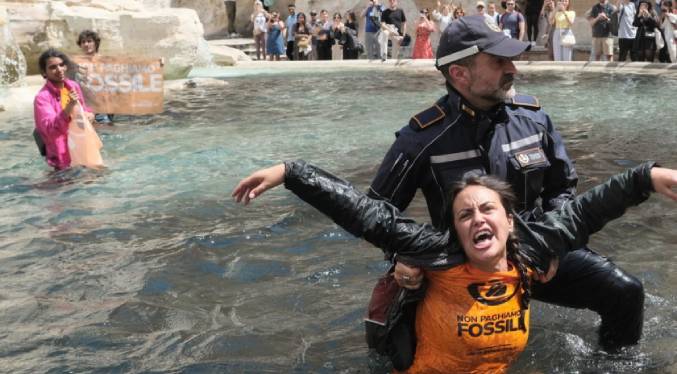 La Fontana di Trevi está intacta tras «ataque» de activistas contra el cambio climático