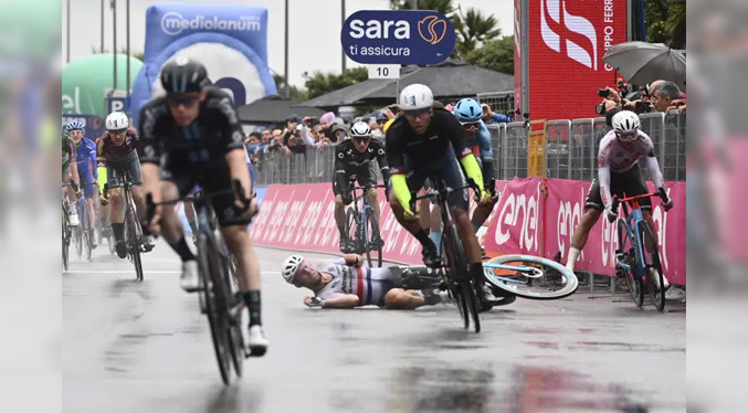 Groves gana la quinta etapa del Giro caracterizada por múltiples caídas