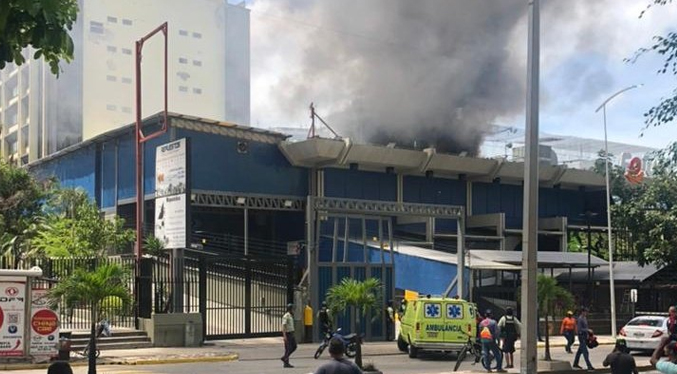 Reportan incendio en el centro comercial Forum de Caracas