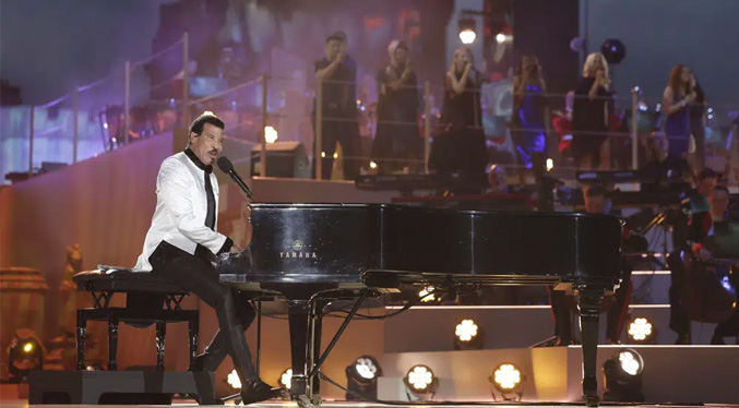 Lionel Richie y Katy Perry cantan en el concierto real