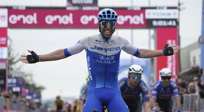Matthews se lleva la 3ra etapa del Giro, Evenepoel sigue al líder