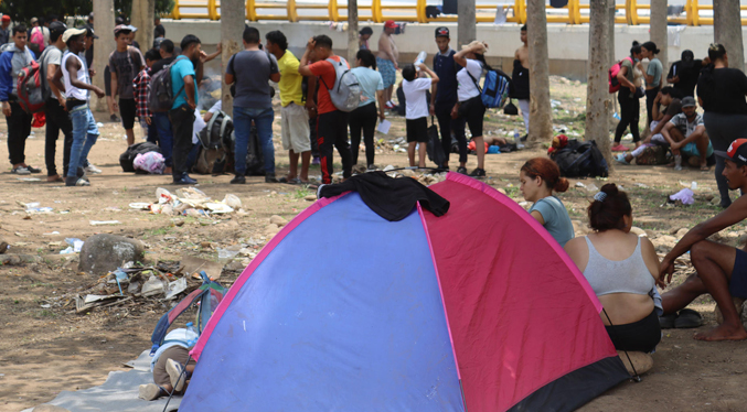 Migrantes venezolanos instalan campamento para entregarse a las autoridades en México