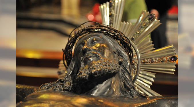 Restauran el Santo Cristo de Lepanto de Barcelona y descubren que era blanco en su origen