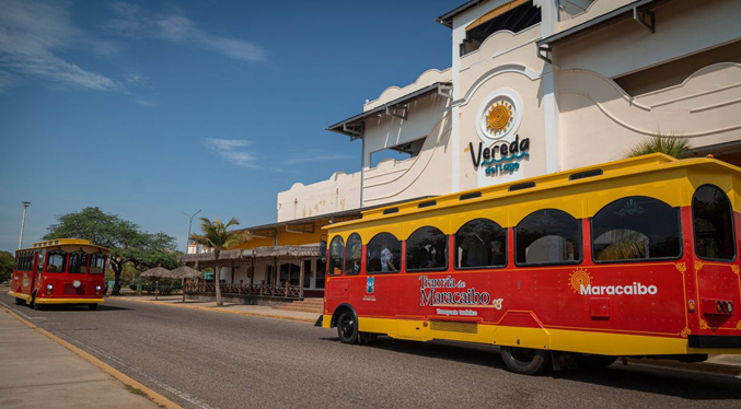 Tranvía recorre con un segundo vagón las calles de Maracaibo