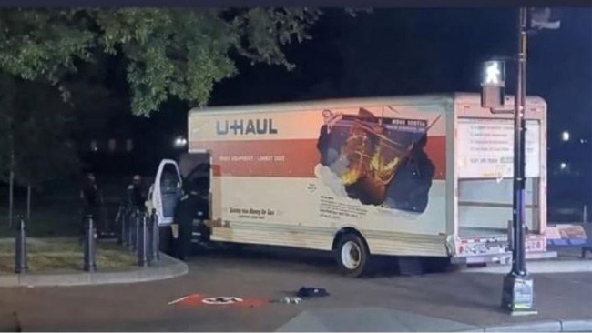 El conductor del camión que se estrelló cerca de la Casa Blanca llevaba una bandera nazi