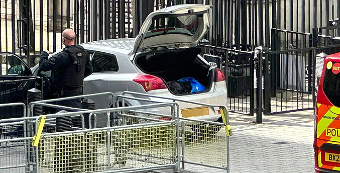 Vehículo colisiona contra la reja de Downing Street (+Video)