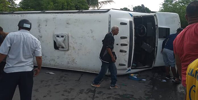 Reportan un muerto y 22 heridos tras el vuelco un microbús en Maturín