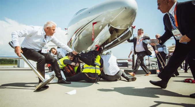 Ambientalistas interrumpieron momentáneamente el tráfico en el aeropuerto de Ginebra