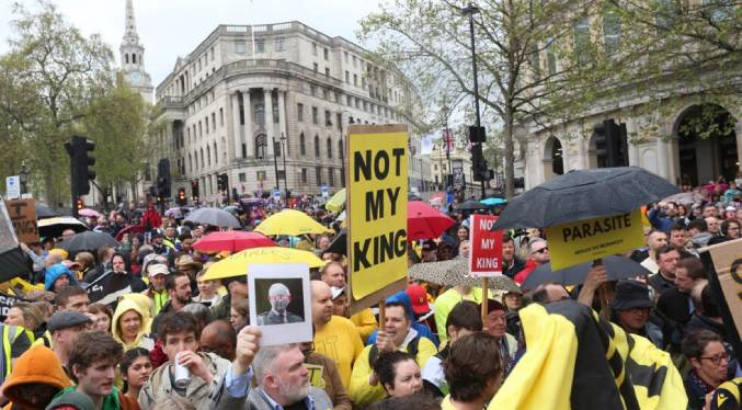 «¡Abajo la corona!», gritan los manifestantes antimonárquicos en Londres