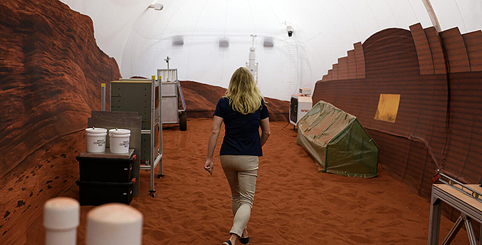 Kelly Haston, la bióloga que se dispone a pasar un año en Marte o en algo parecido