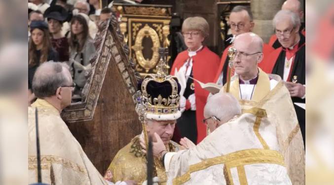 Carlos III es coronado con tradición en momento incierto para la monarquía (Fotos + Video)